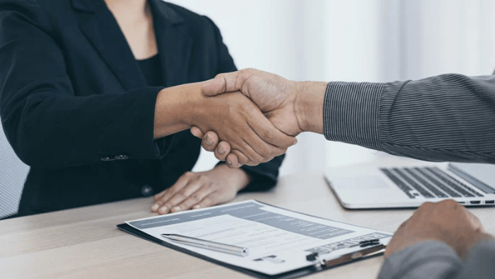 Équipe épanouie en entreprise illustrant l'impact d'une bonne marque employeur